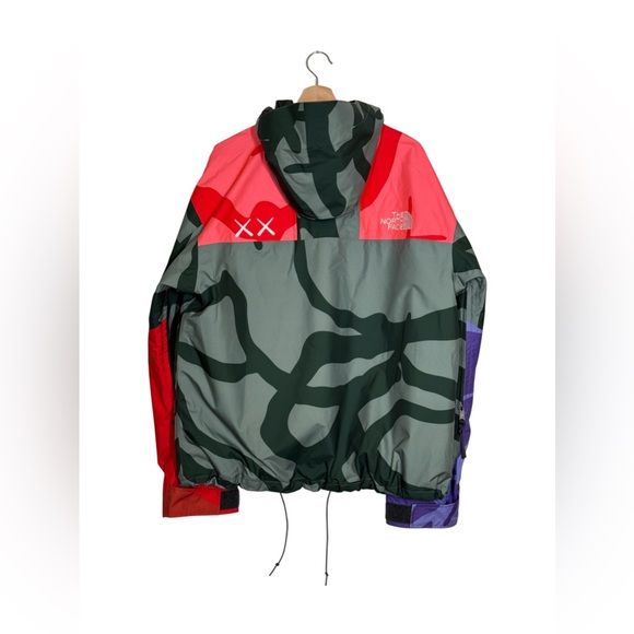 The North Face × Kaws Collaborate Retro 1986 Mountain Jacket "Balsam Green” - Picture 3 of 3